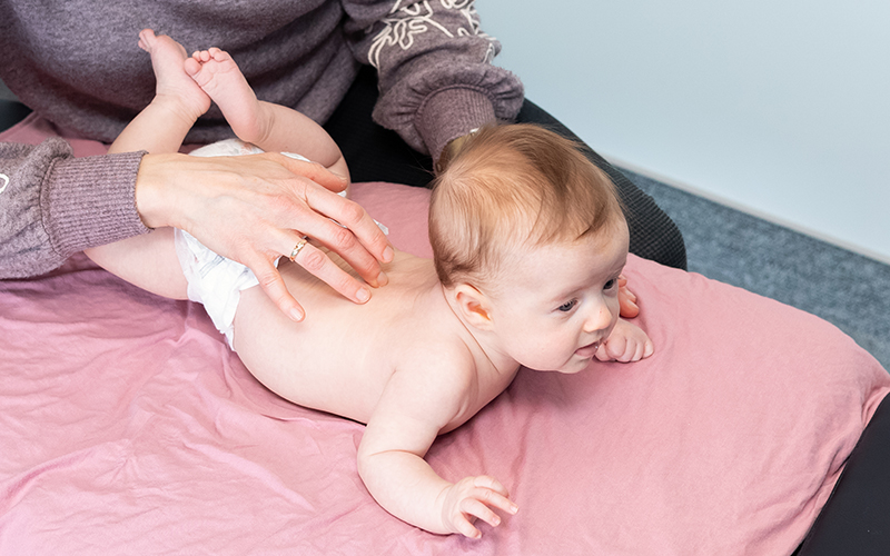 Consultation chiropratique sur un bébé.