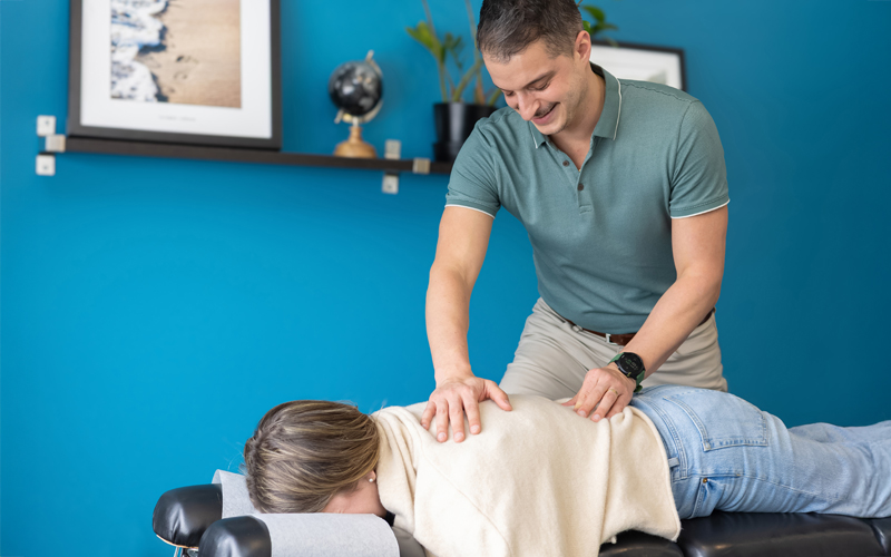 Pratique de la chiropratique à la clinique Priorité Santé.