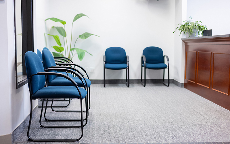 Salle d'attente à la Clinique Priorité Santé.