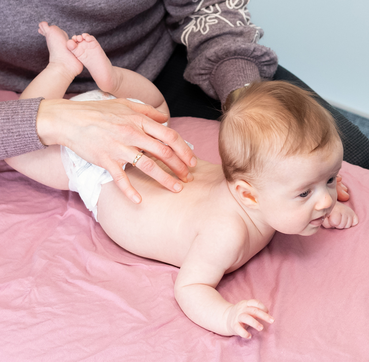 Consultation chiropratique sur un bébé.