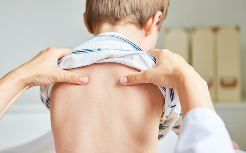 Consultation chiropratique avec un enfant.